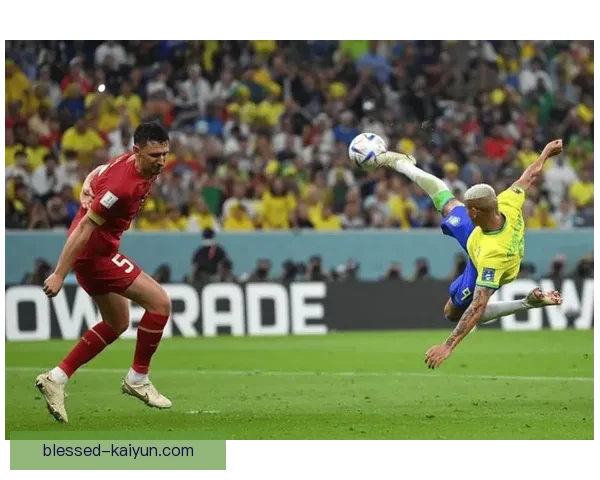 巴西队战术细节分析：在近期热身赛中展现出流畅的进攻和坚固防守。